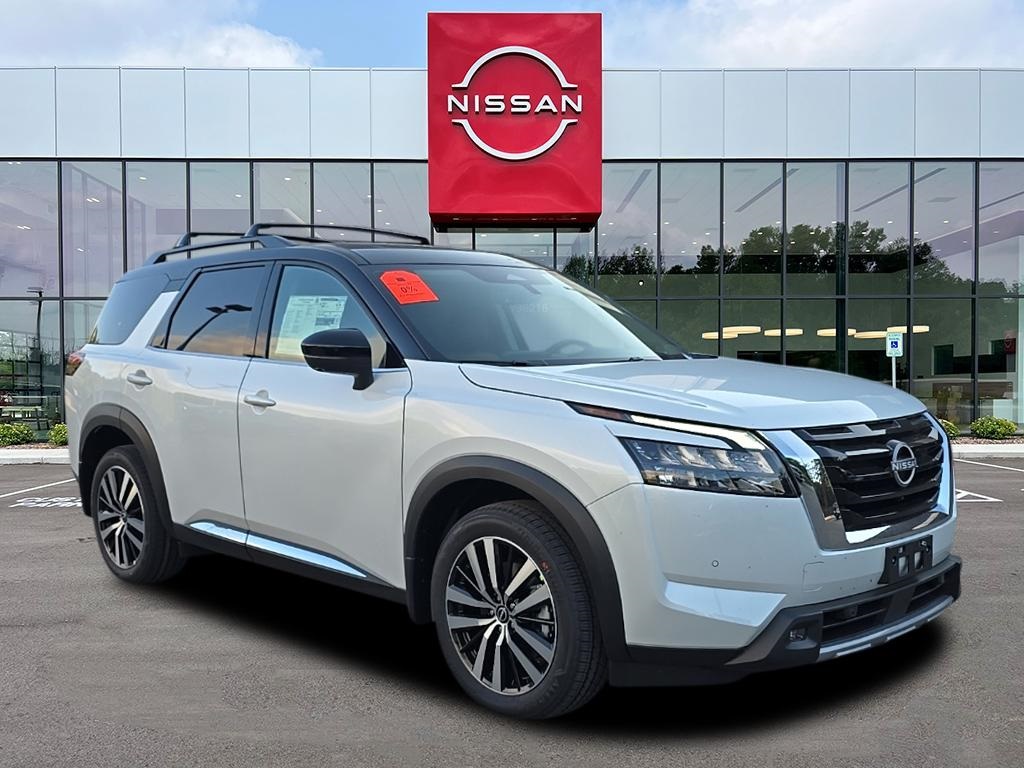 2025 Nissan Pathfinder Platinum photo 2