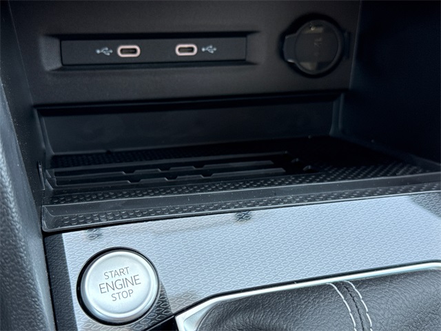 2025 Volkswagen Taos SE photo 32