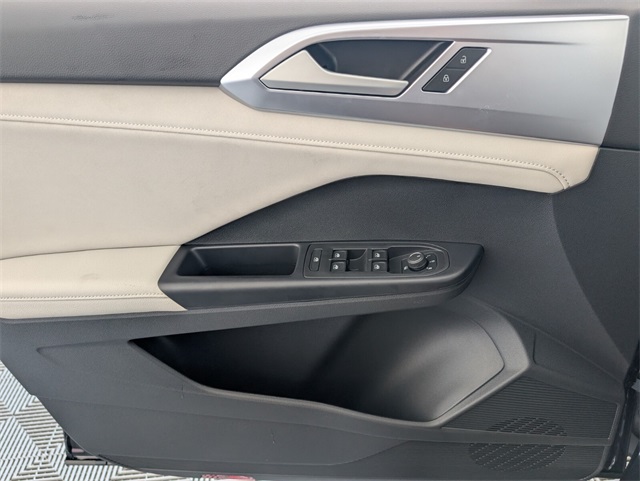 2025 Volkswagen Taos SE photo 9