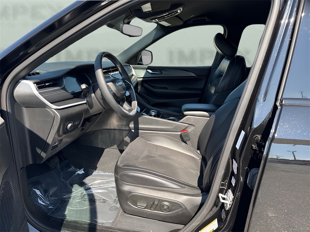 2024 Jeep Grand Cherokee Altitude photo 4