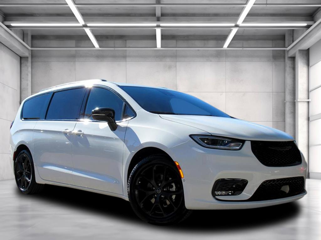 2026 Chrysler Pacifica Select's photo