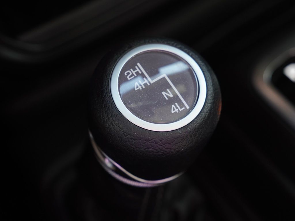 New 2026 Bright White Clear-Coat Exterior Paint Jeep 4-Door Sport S image 18