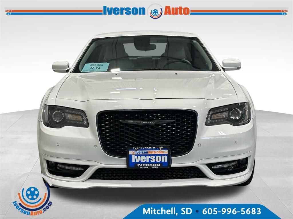 2023 Chrysler 300 Touring L photo 2