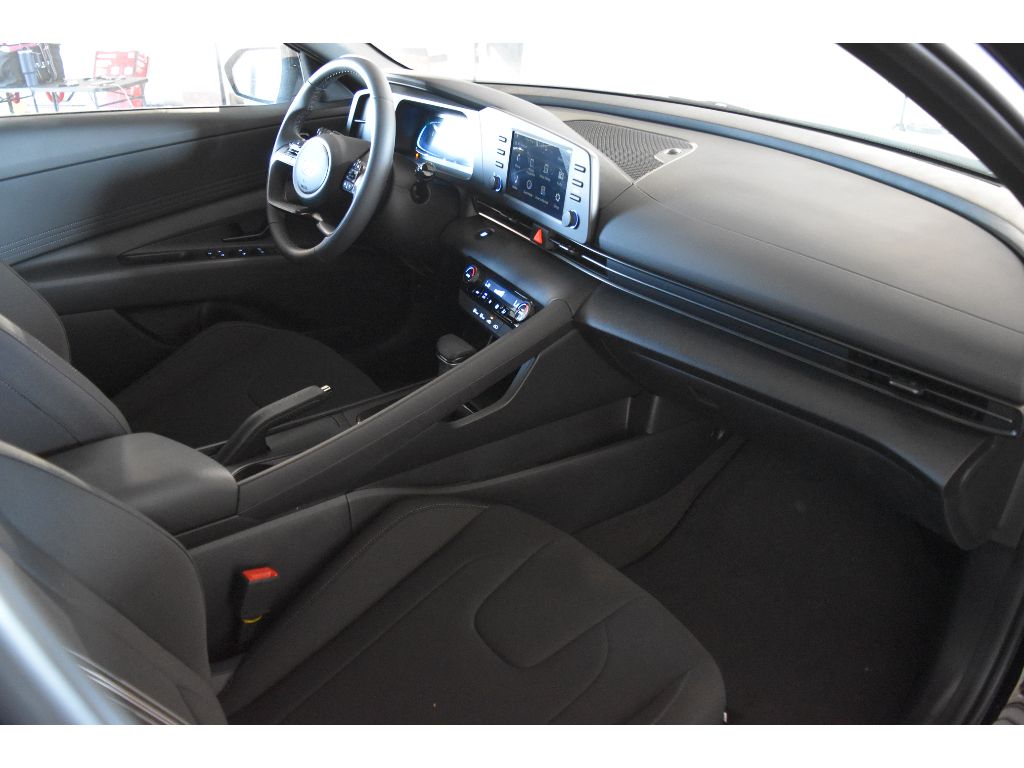 2025 Hyundai Elantra SEL Sport photo 22