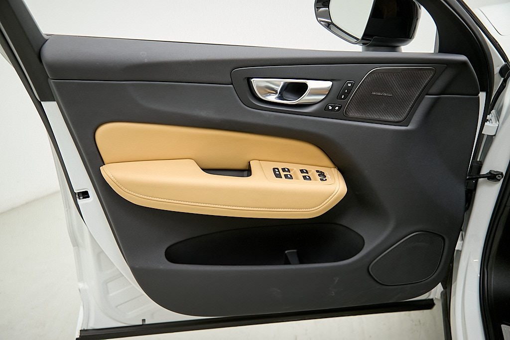 2025 VOLVO XC60 - Image 10