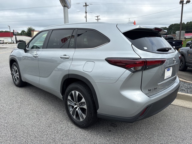 2024 Toyota Highlander LE photo 5