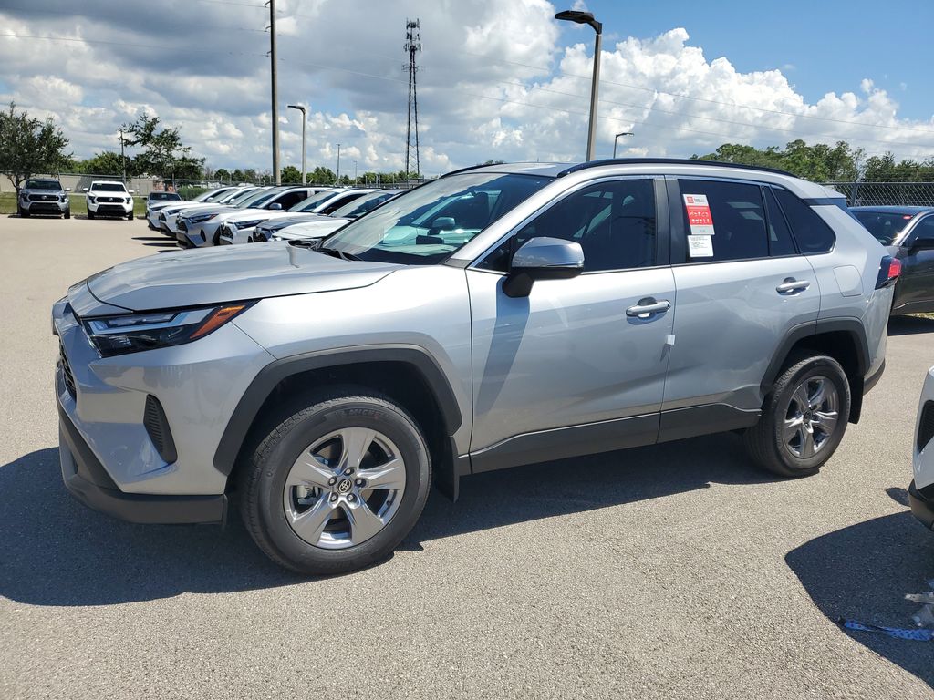 2025 Toyota RAV4 XLE photo 8