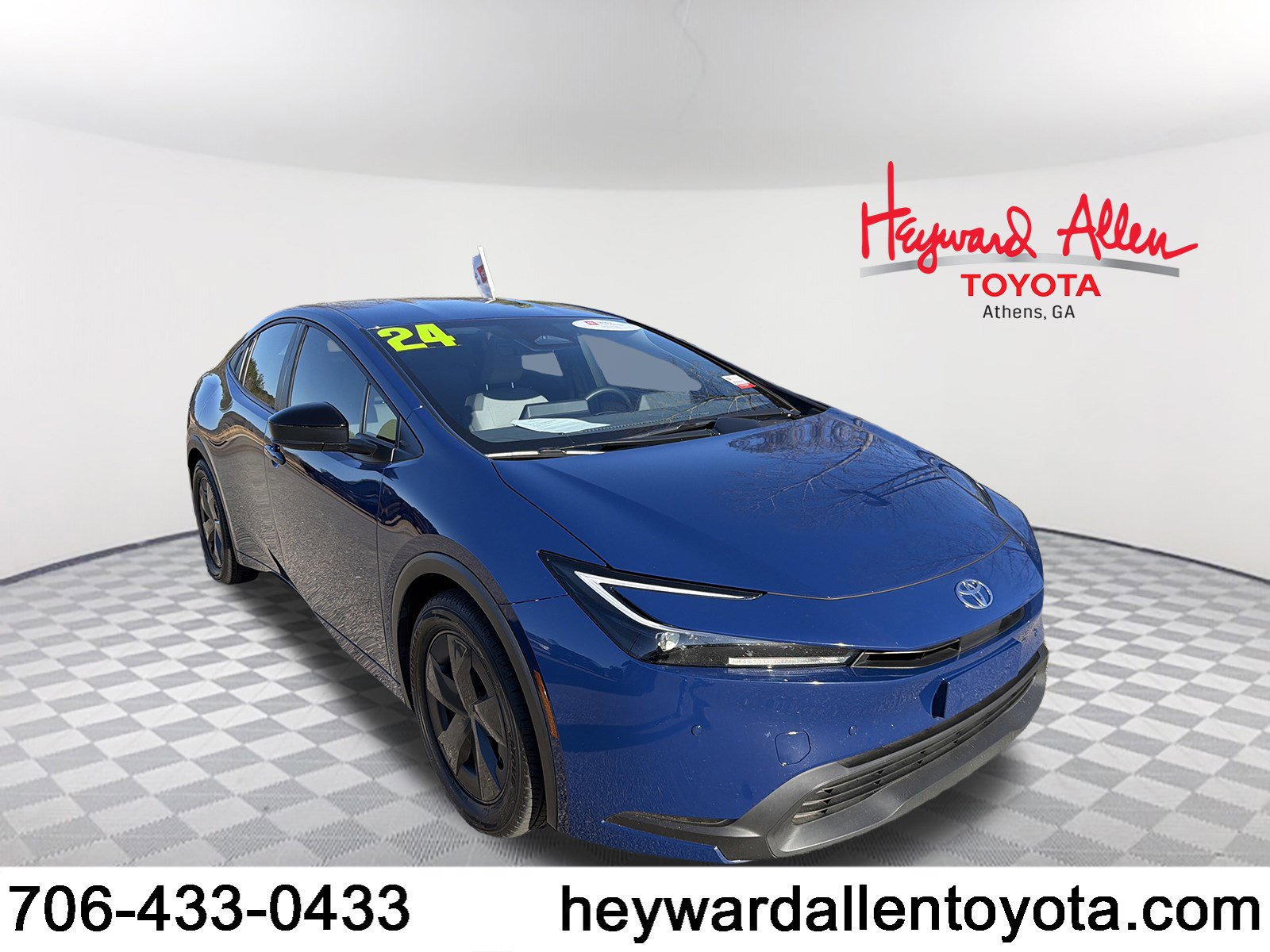 2024 Toyota Prius LE's photo