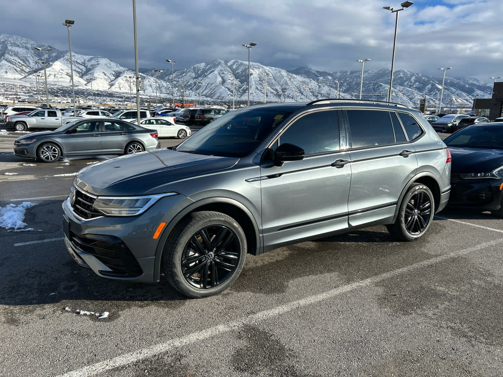 2022 Volkswagen Tiguan SE R-LINE BLACK's photo