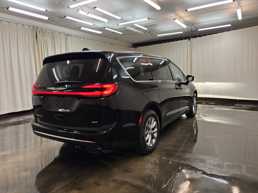 2026 Chrysler Pacifica photo 5