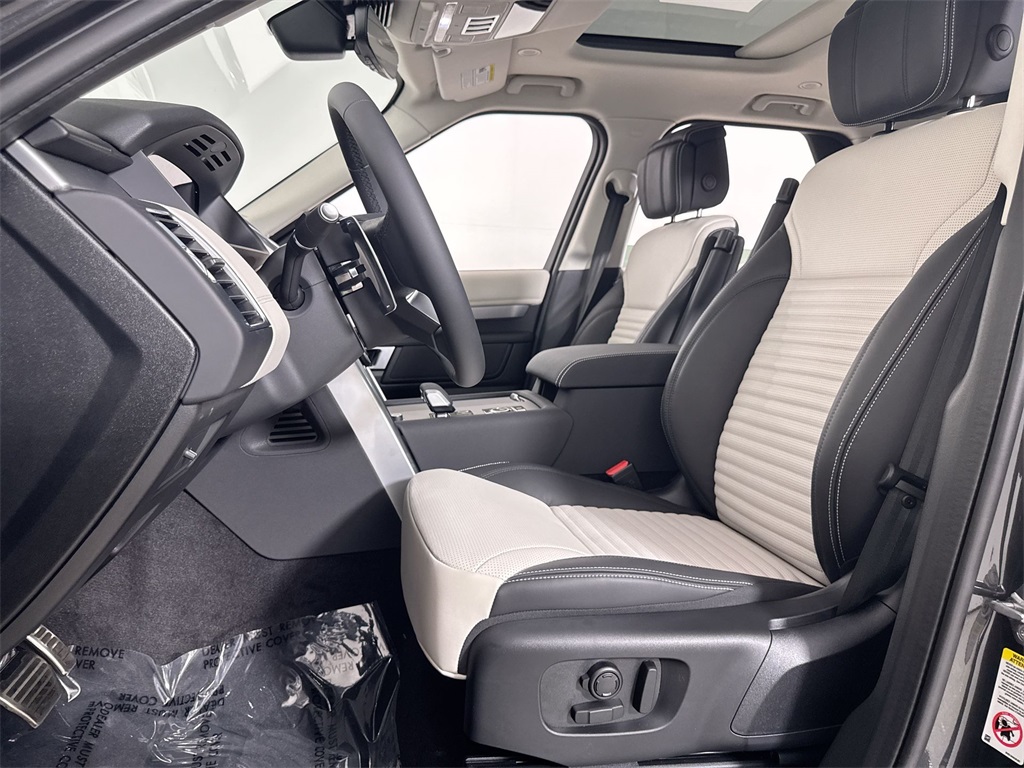 2025 Land Rover Discovery SE photo 11