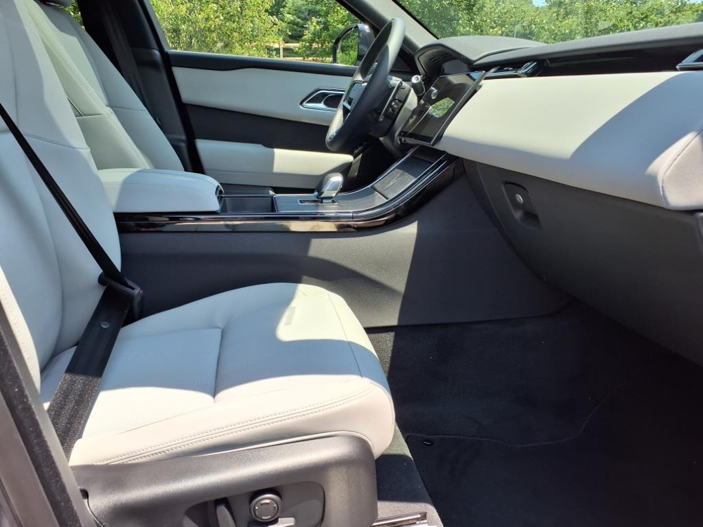 2026 Land Rover Range Rover Velar SE photo 3