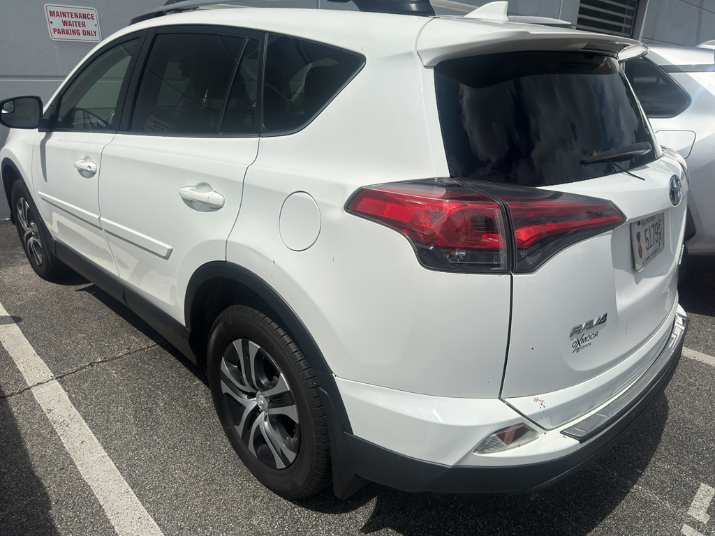 2018 Toyota RAV4 LE photo 3