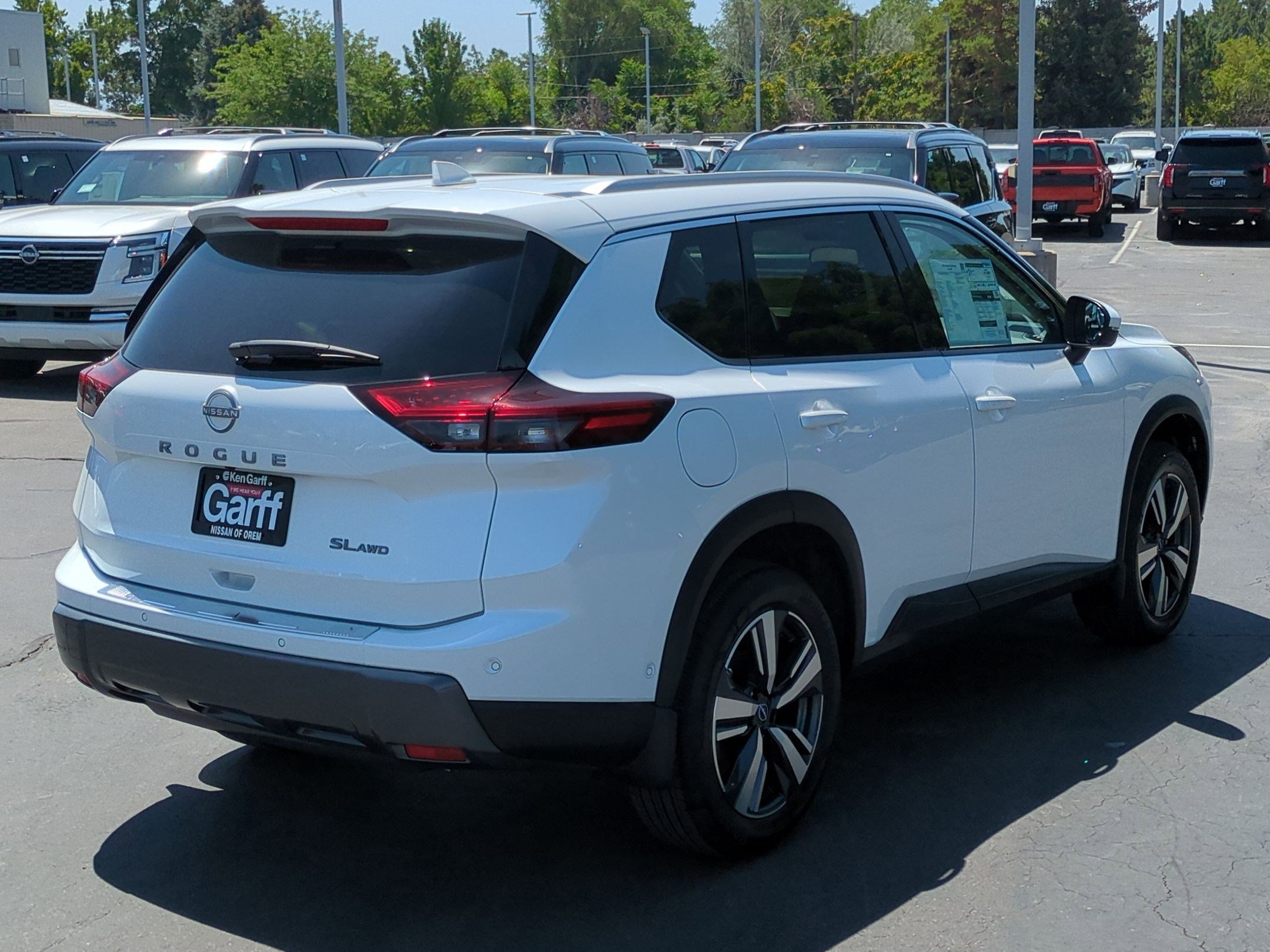2025 Nissan Rogue SL photo 3