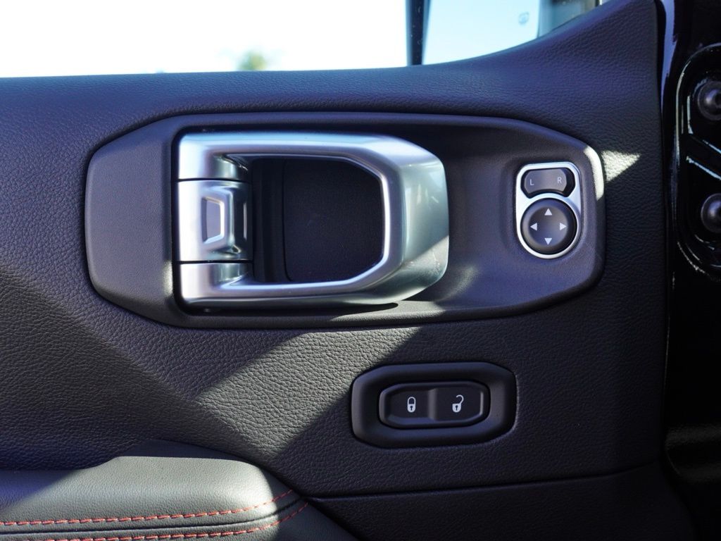 New 2026 Black Clear-Coat Exterior Paint Jeep Rubicon image 11