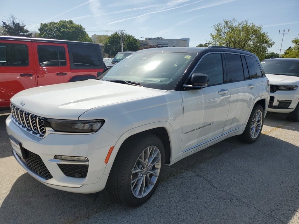 2025 Jeep Grand Cherokee Summit photo 3