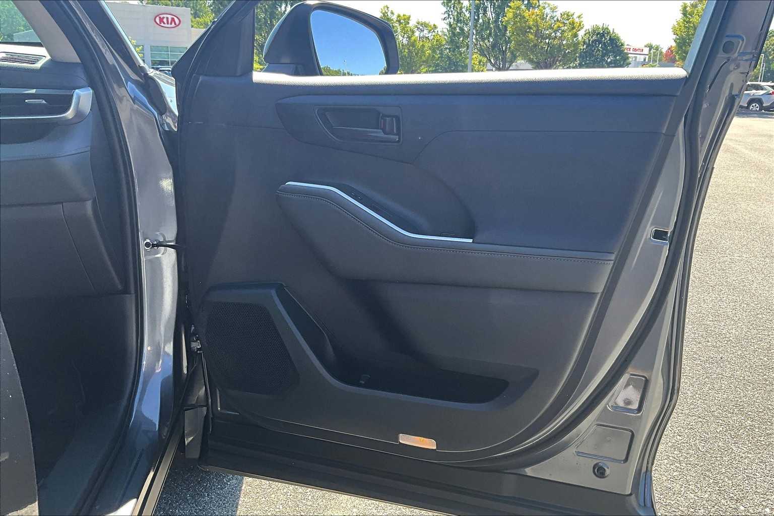 2023 Toyota Highlander L photo 19