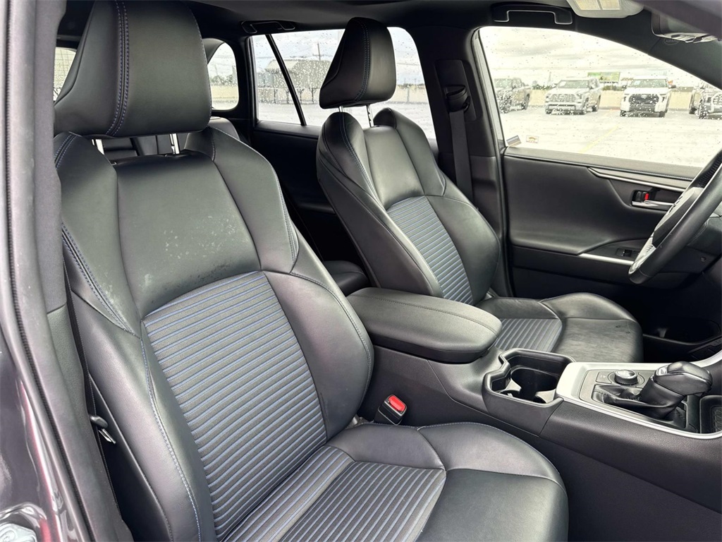 2020 Toyota RAV4 Hybrid XSE photo 6