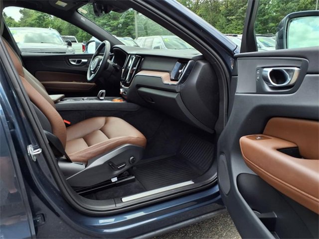 2023 Volvo XC60 Plus photo 9