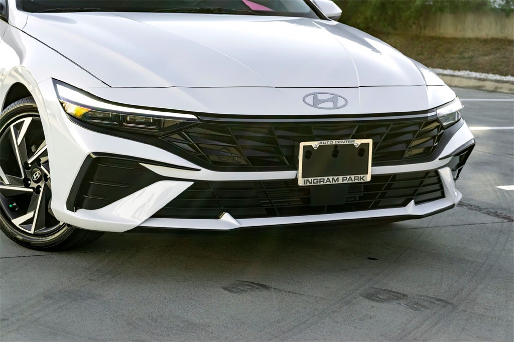 2025 Hyundai Elantra SEL Convenience photo 3