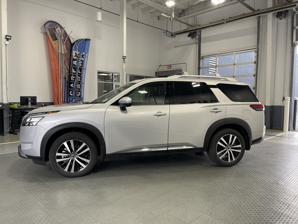 2025 Nissan Pathfinder Platinum photo 4