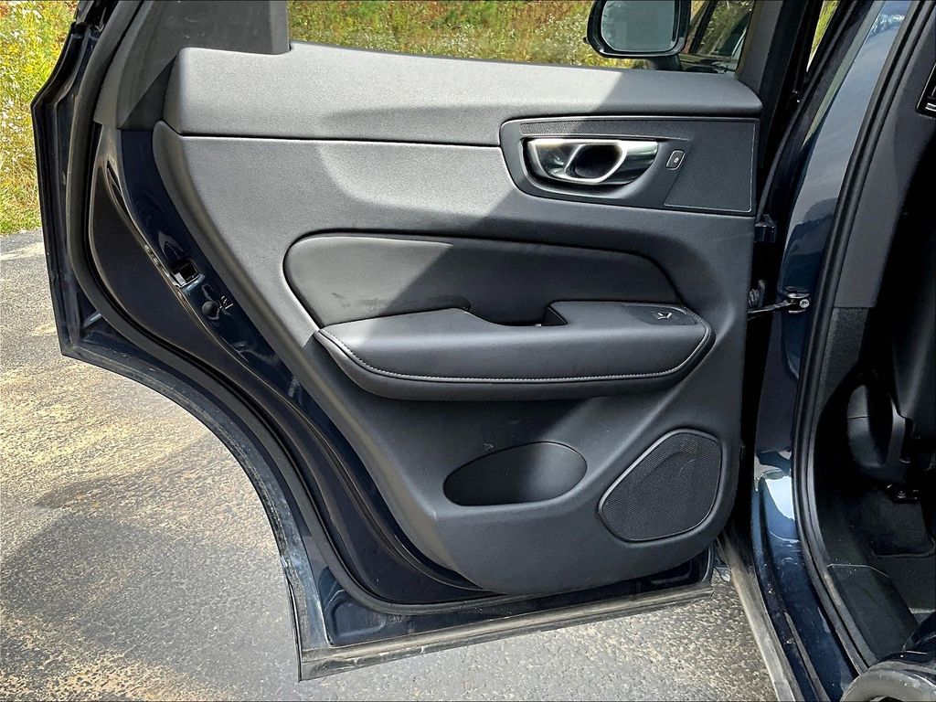 2025 Volvo XC60 B5 Plus photo 22