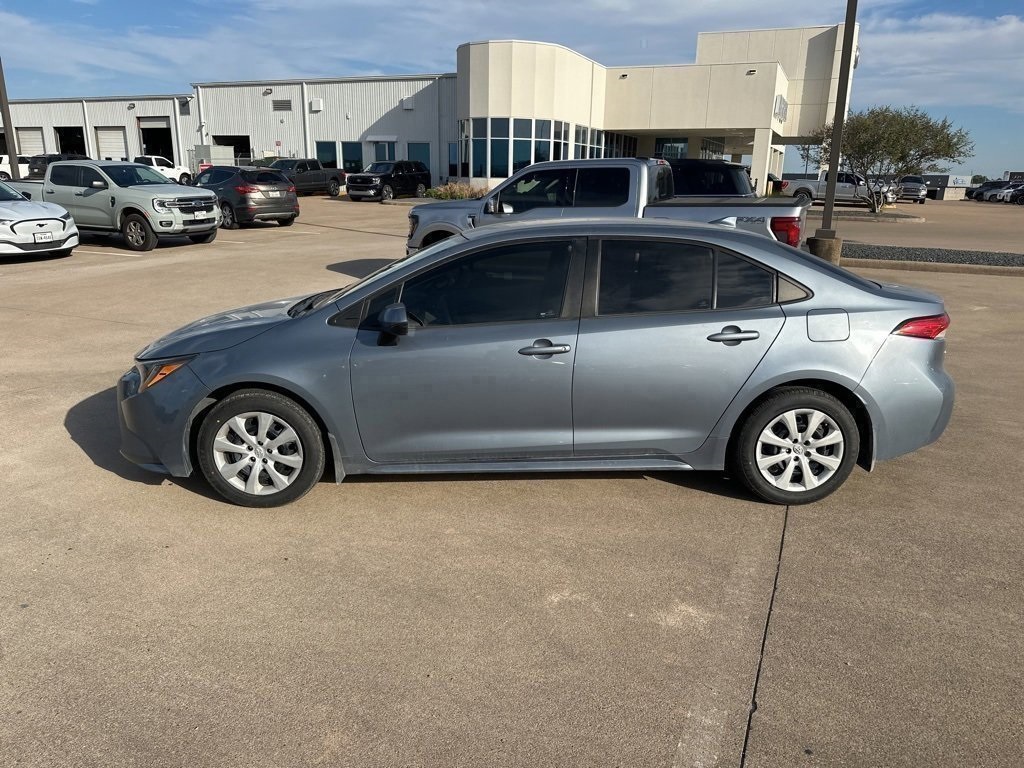 2022 Toyota Corolla LE photo 2