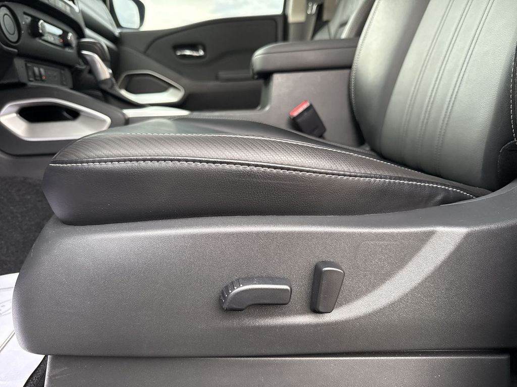 2024 Nissan Frontier SL photo 11