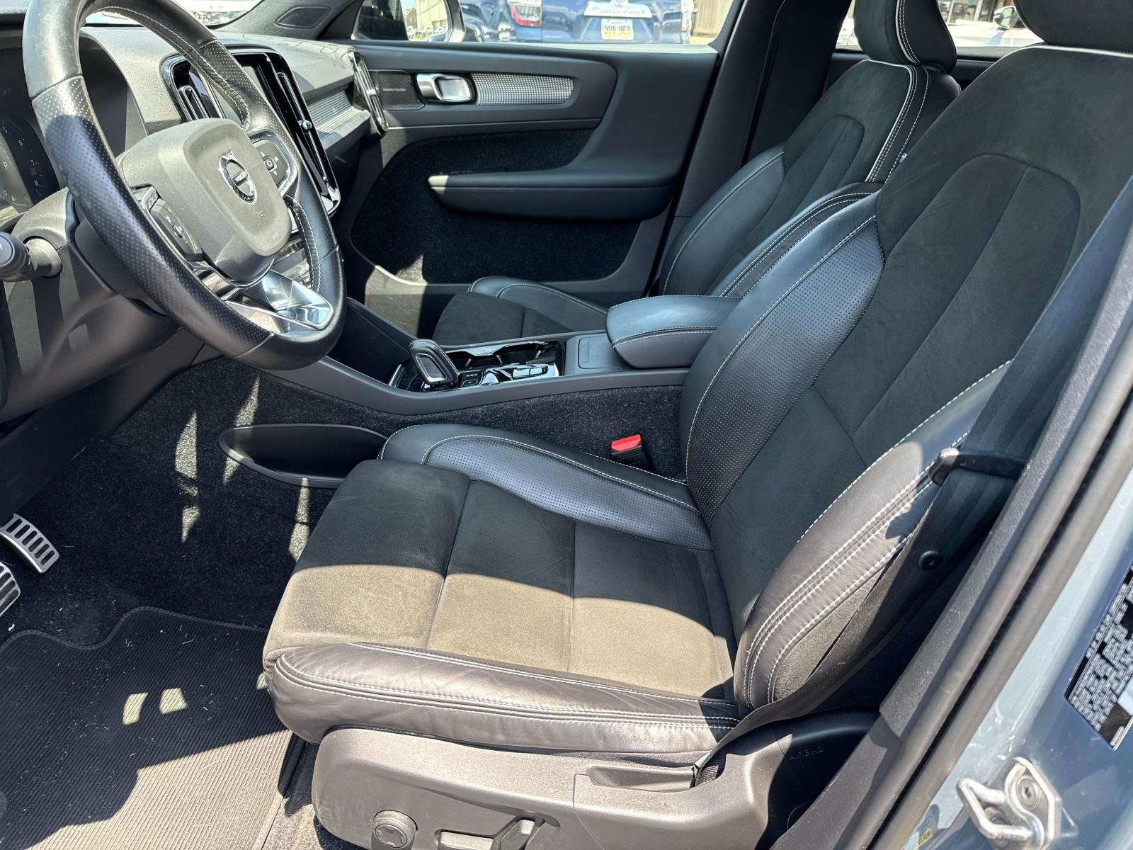 2021 Volvo XC40 R-Design photo 15