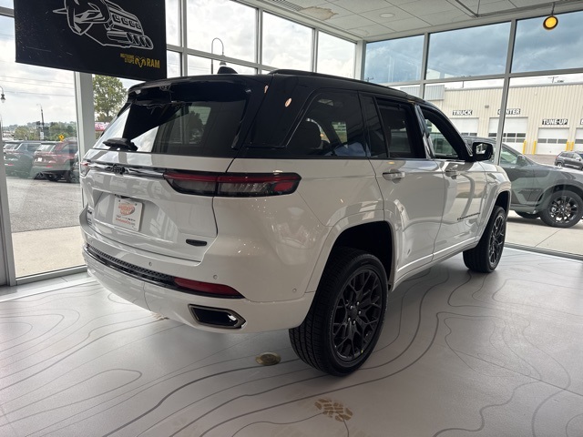 2025 Jeep Grand Cherokee Summit Reserve photo 3