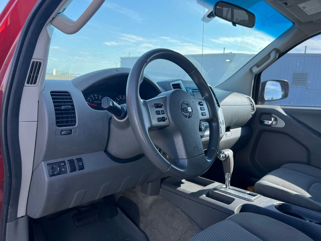 2015 Nissan Frontier SV photo 9