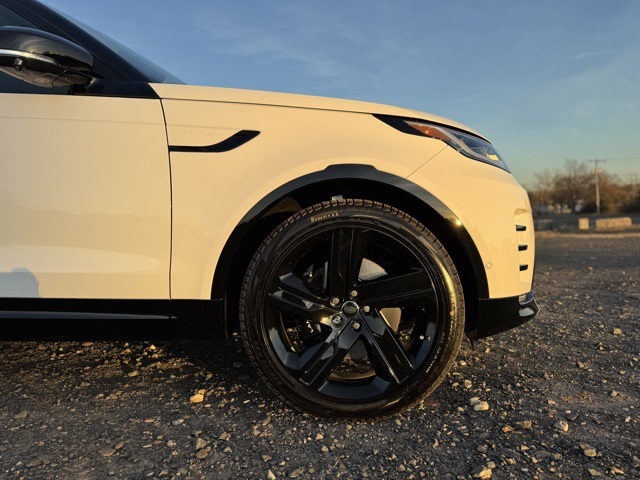 2025 Land Rover Discovery Metropolitan Edition photo 8