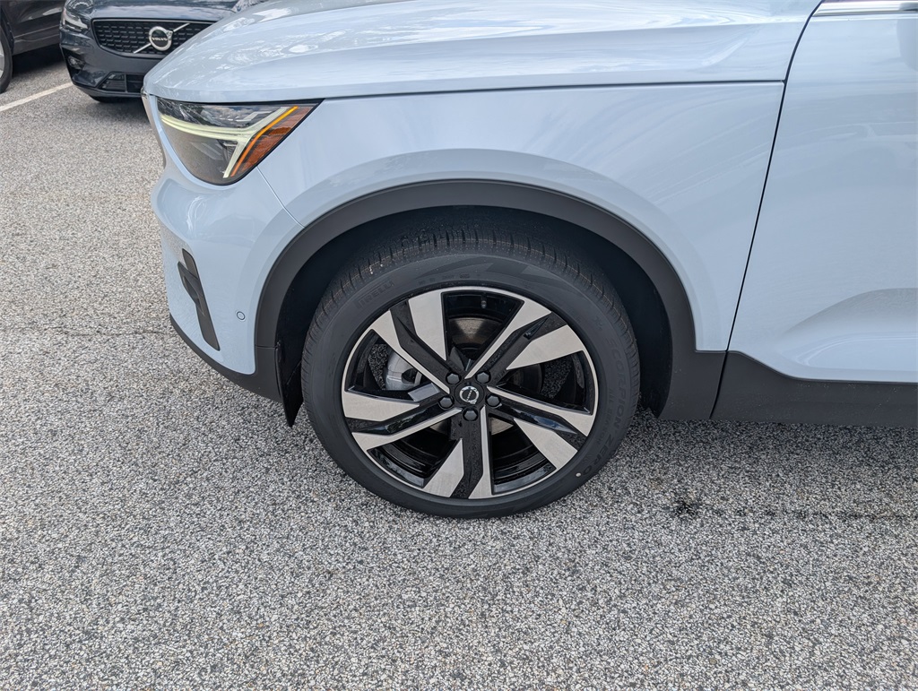 2025 Volvo XC40 photo 25