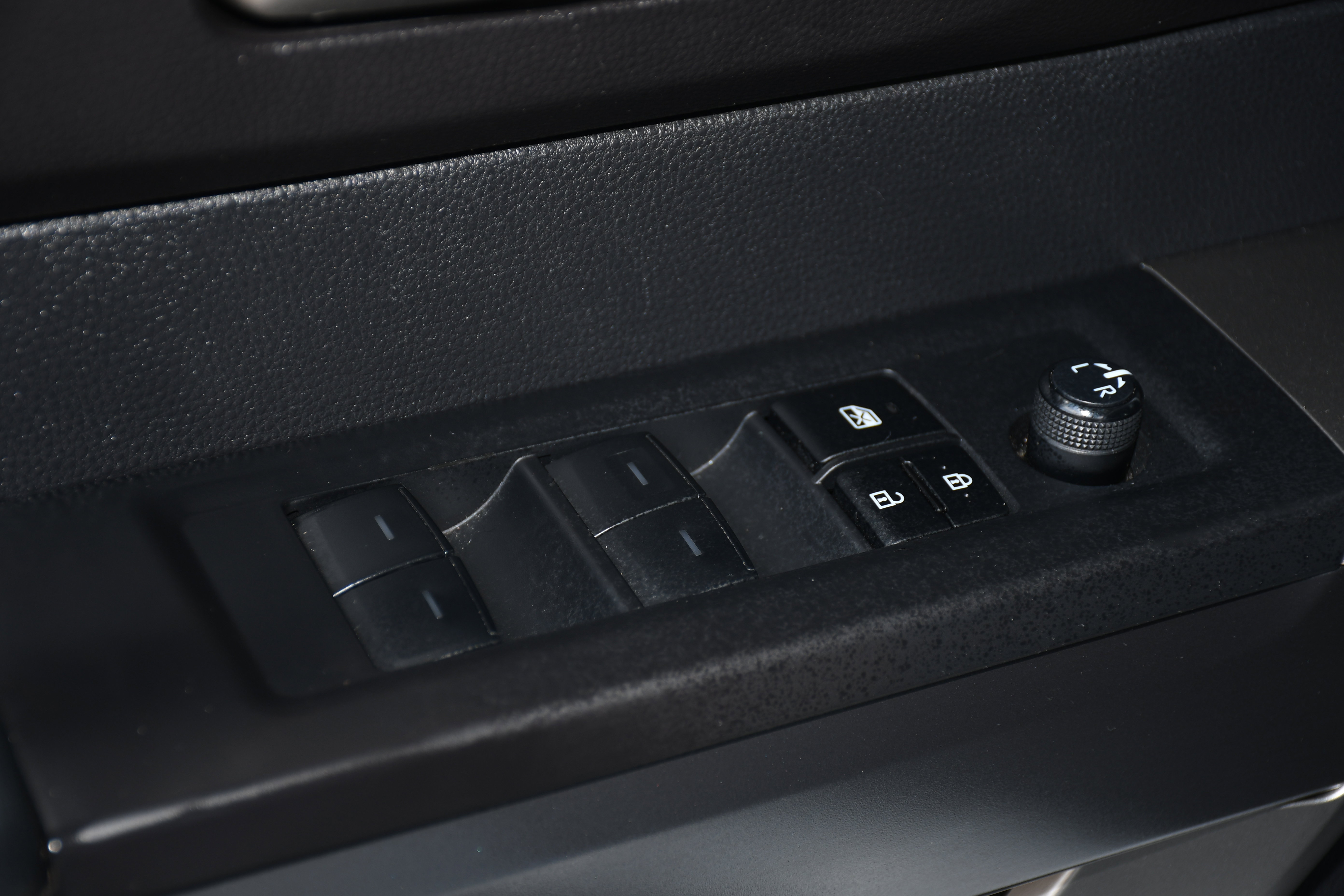 2024 Toyota Tundra SR5 CrewMax photo 2