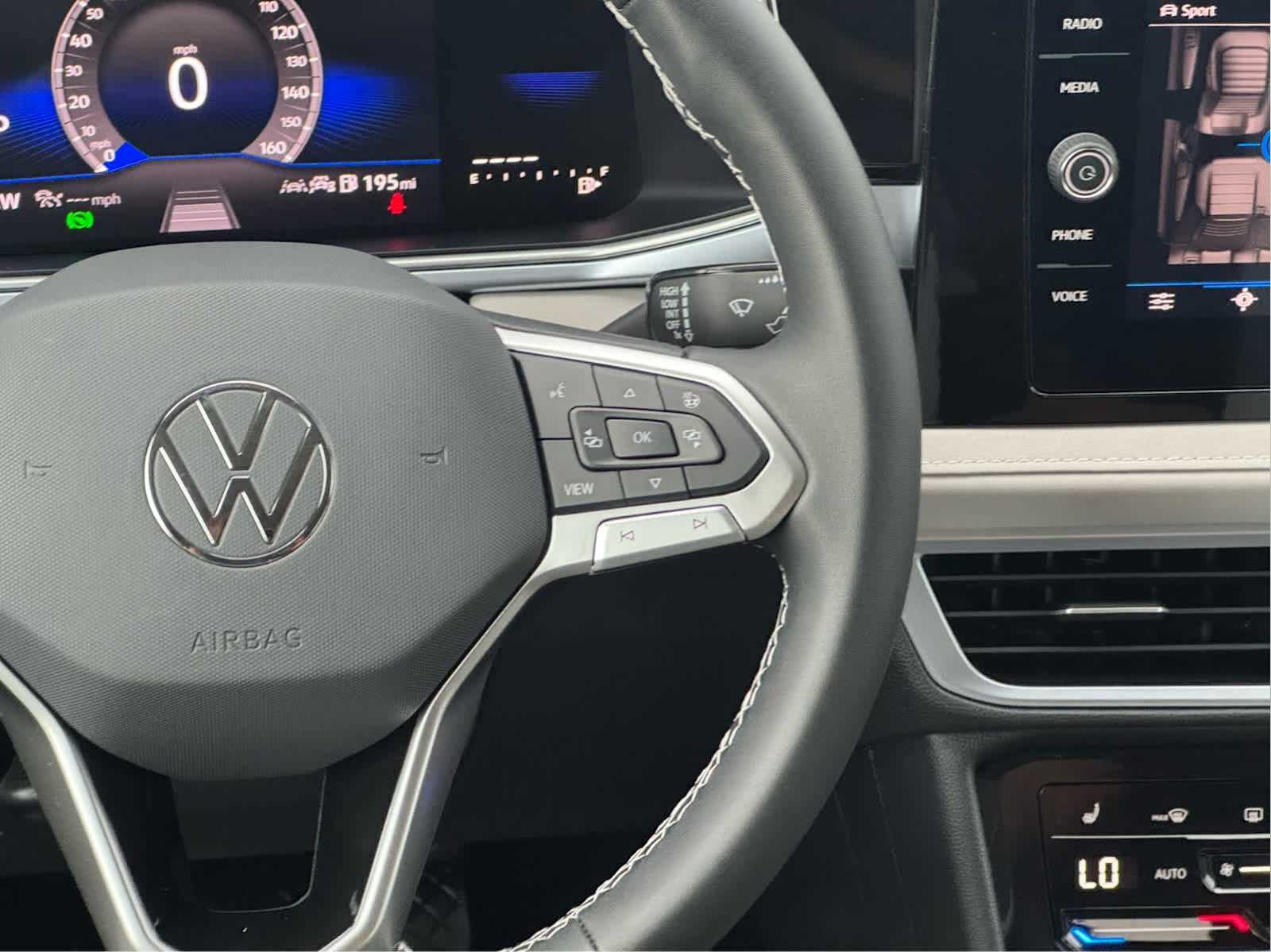 2025 Volkswagen Taos SE photo 28