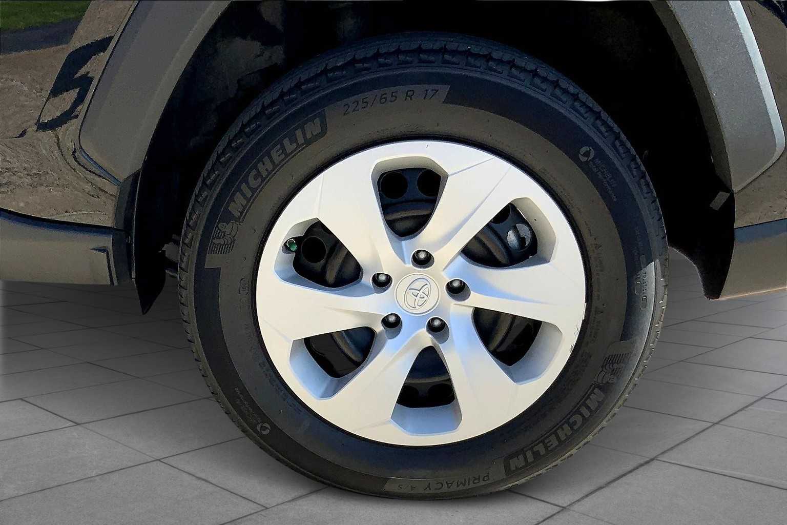 2024 Toyota RAV4 LE photo 9