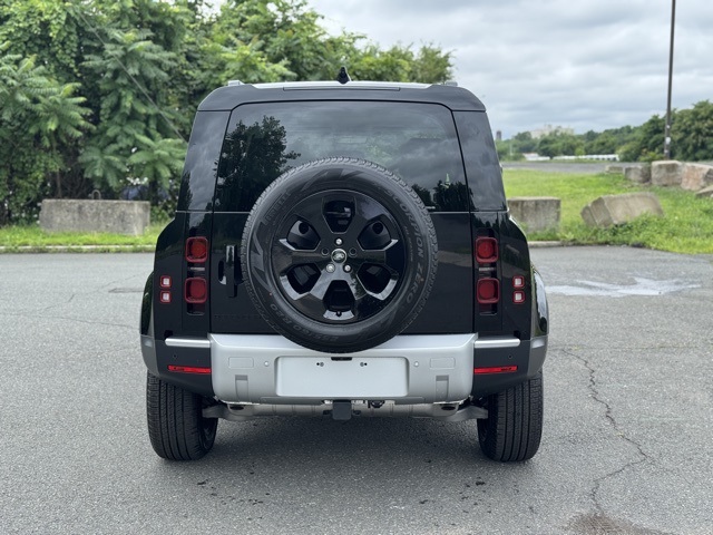 2025 Land Rover Defender 110 S photo 4
