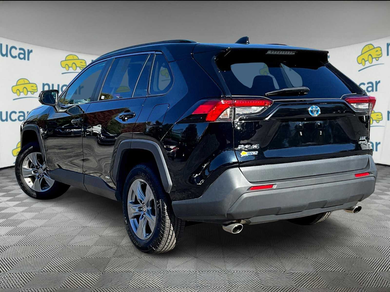 2022 Toyota RAV4 Hybrid XLE photo 4