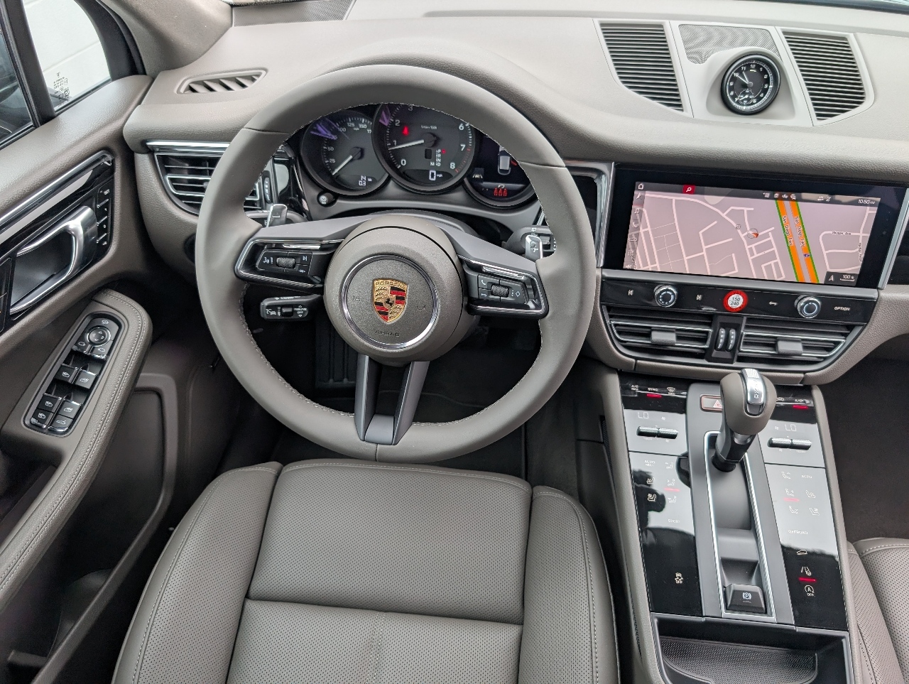 2025 Porsche Macan T photo 16