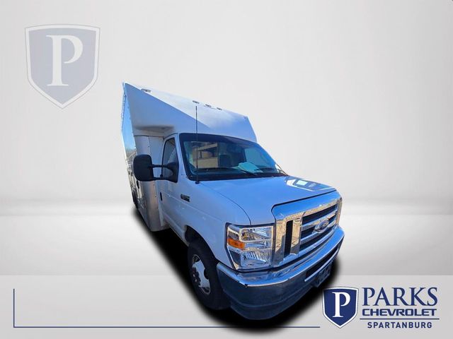2023 Ford E-Series Cutaway Base's photo