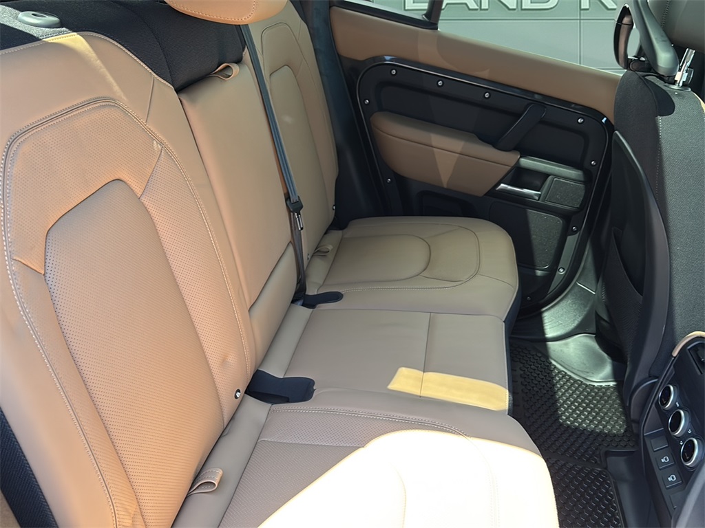 2025 Land Rover Defender 110 V8 photo 12