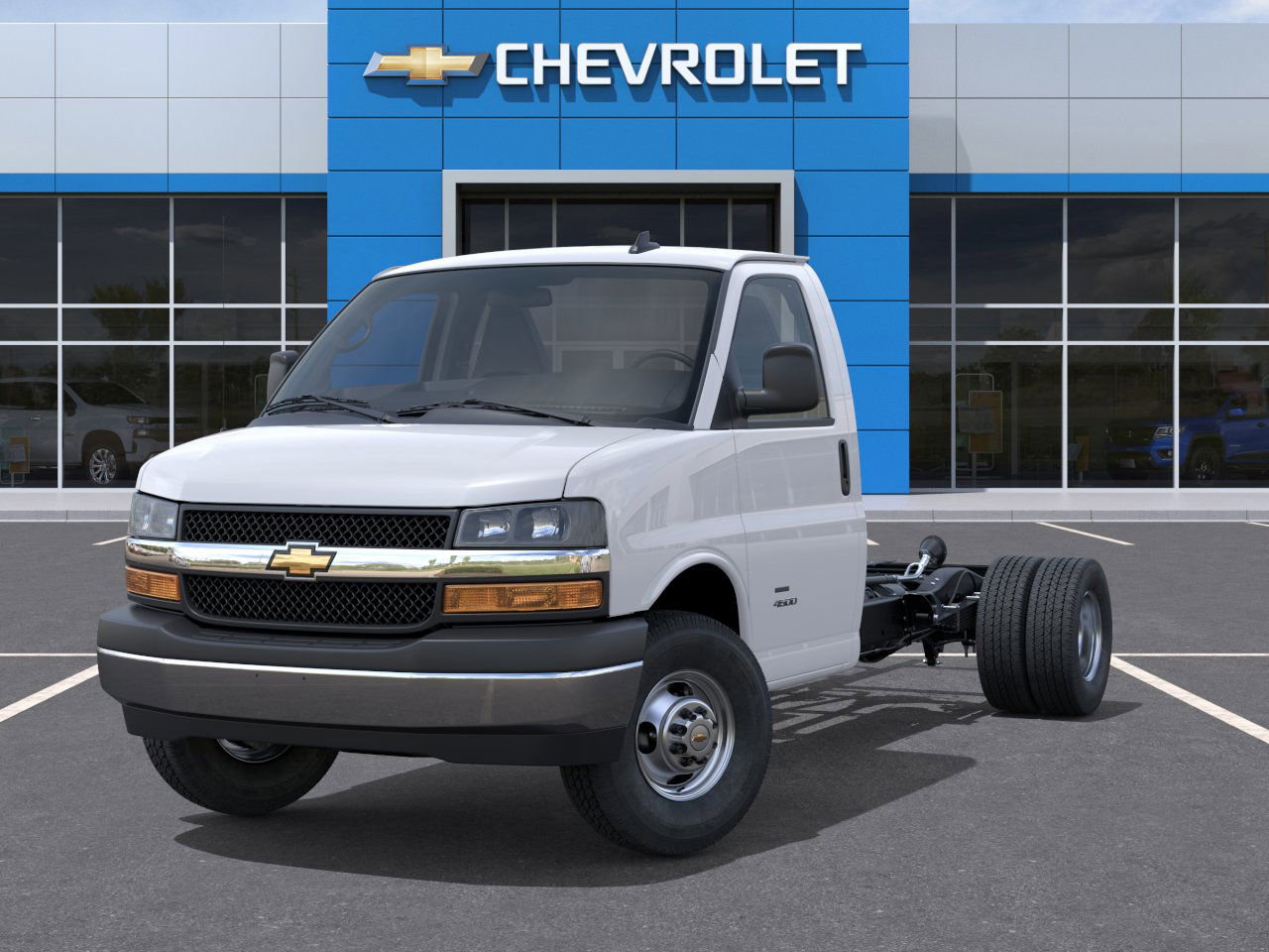 2025 Chevrolet Express Cutaway photo 2
