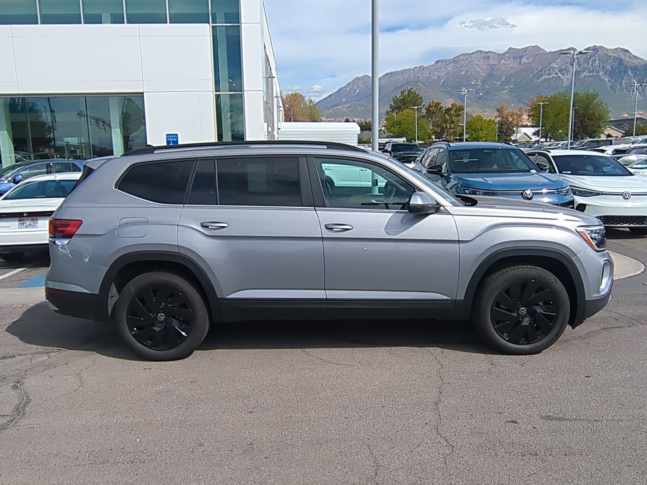 2025 Volkswagen Atlas SE Technology photo 2