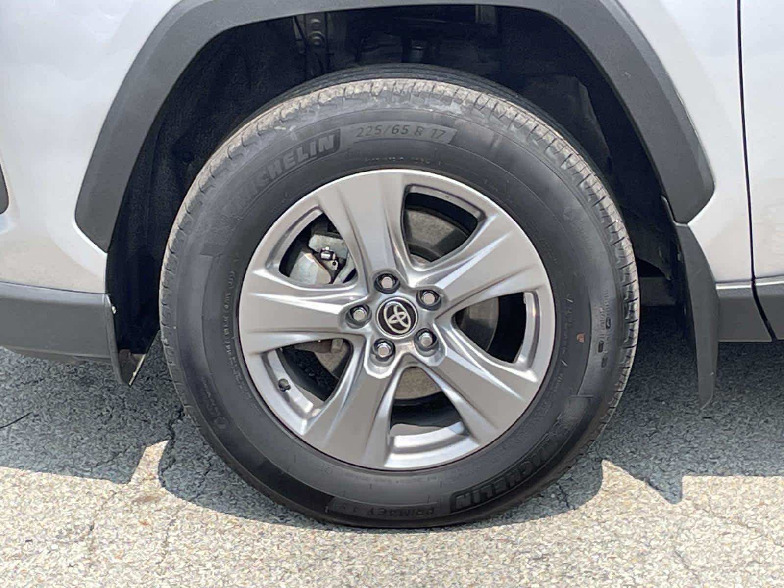 2024 Toyota RAV4 Hybrid XLE photo 9