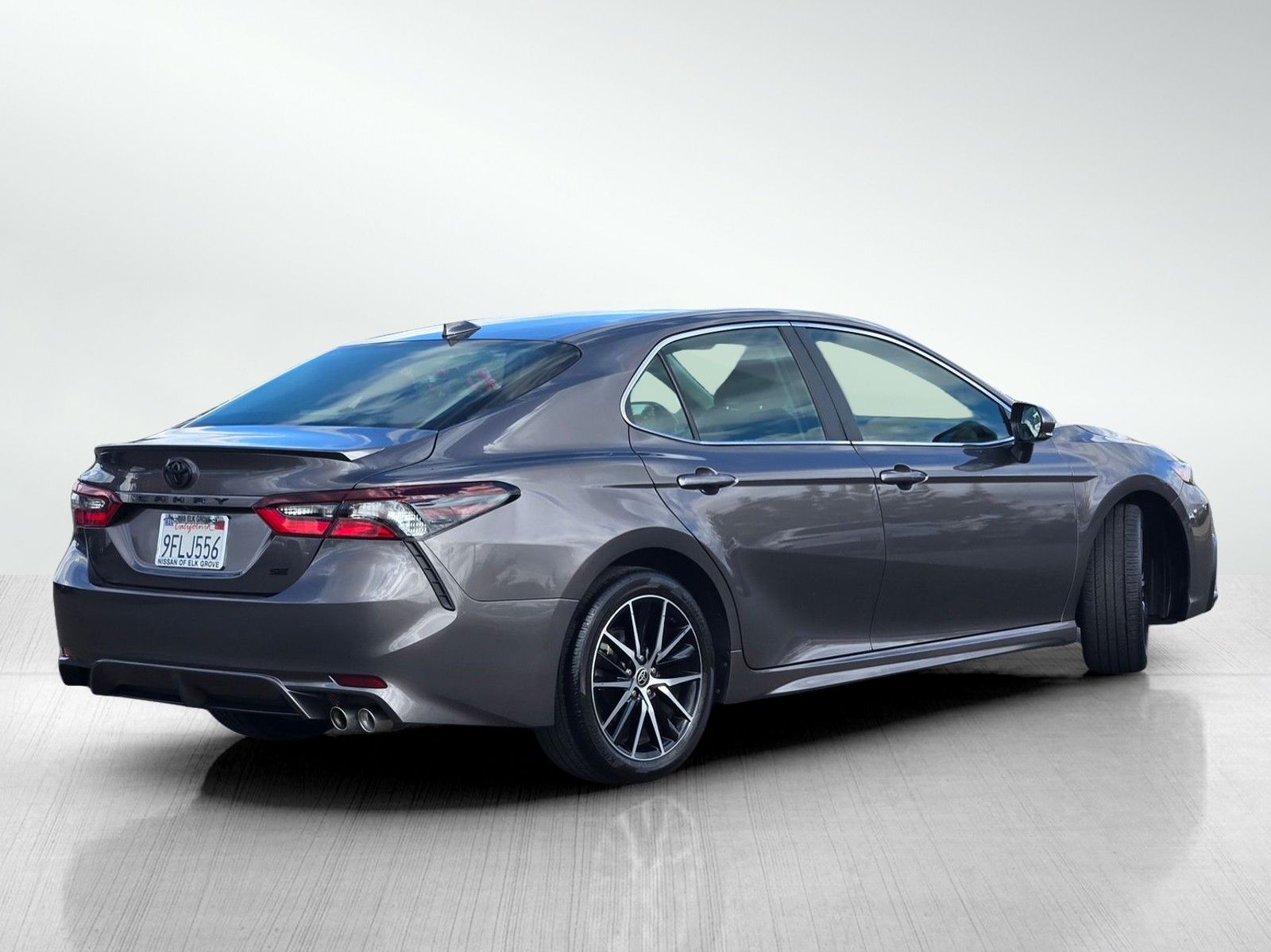 2023 Toyota Camry SE photo 3