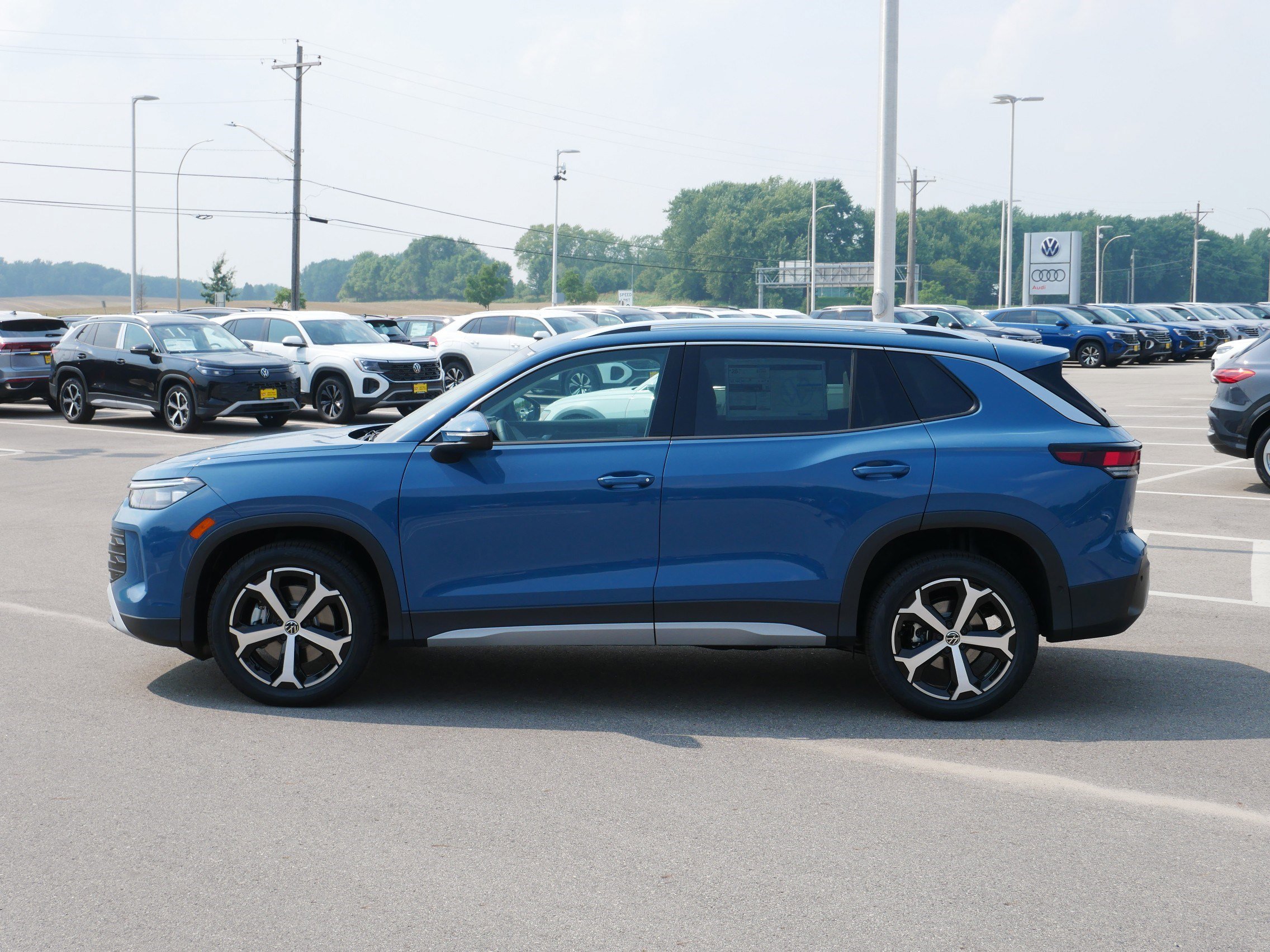 2025 Volkswagen Tiguan SE photo 3