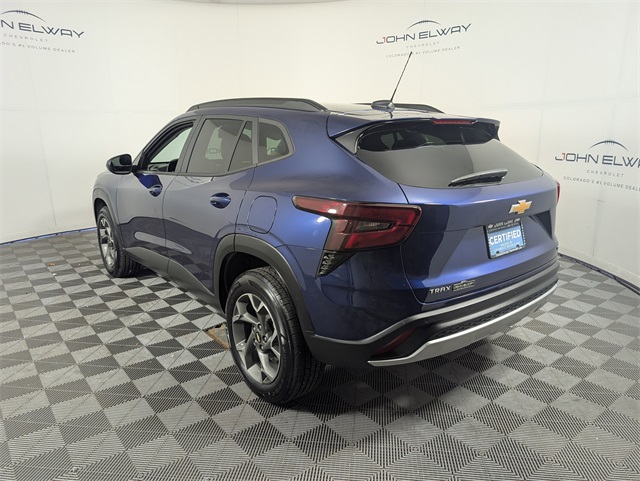 2024 Chevrolet Trax LT photo 2