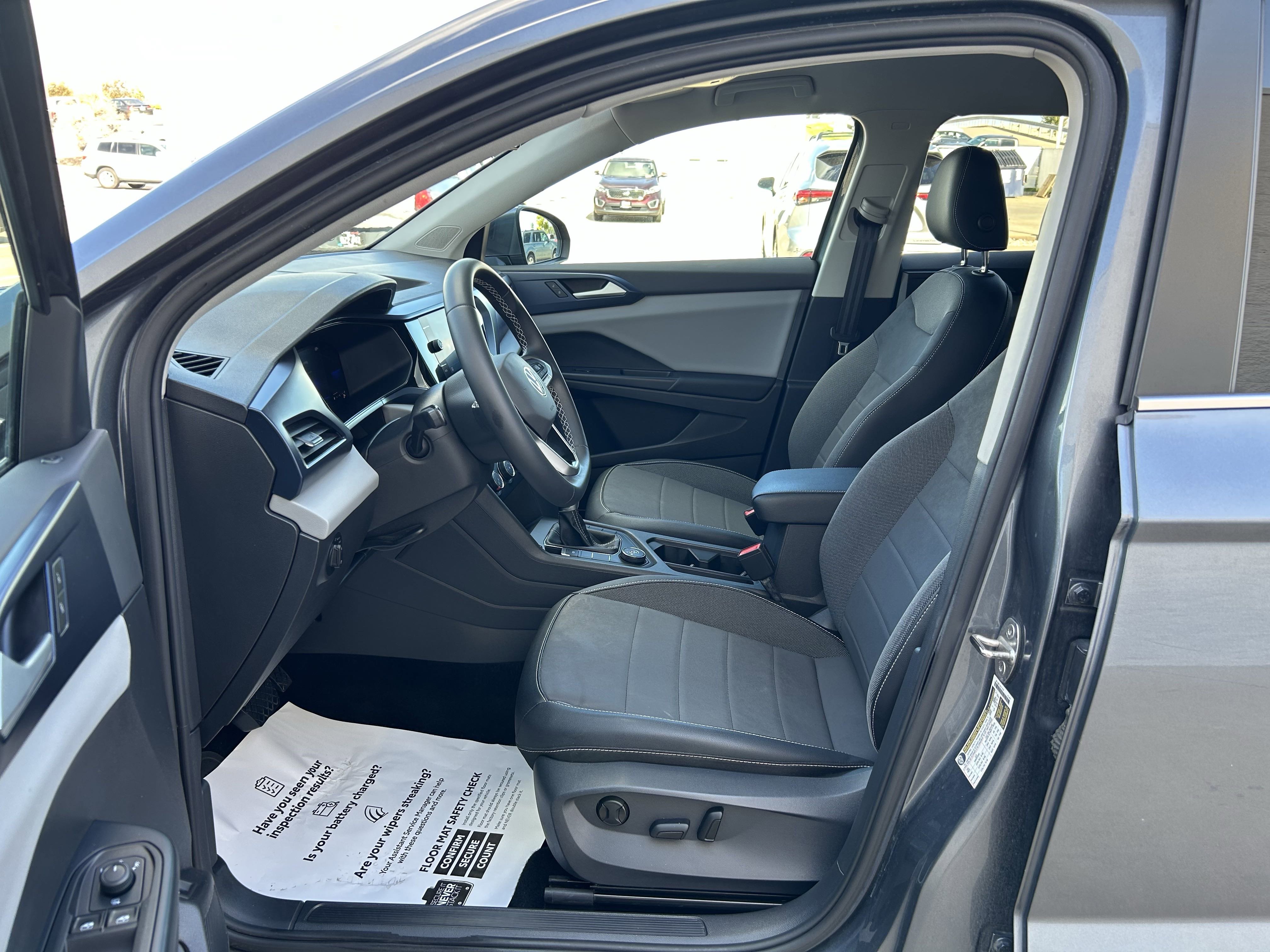 2022 Volkswagen Taos SE photo 3