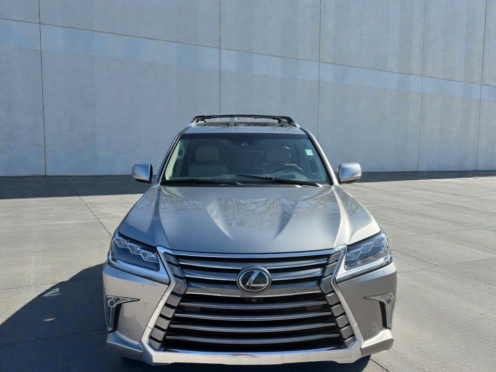 2021 Lexus LX 570's photo