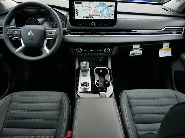 2025 Mitsubishi Outlander SE photo 4
